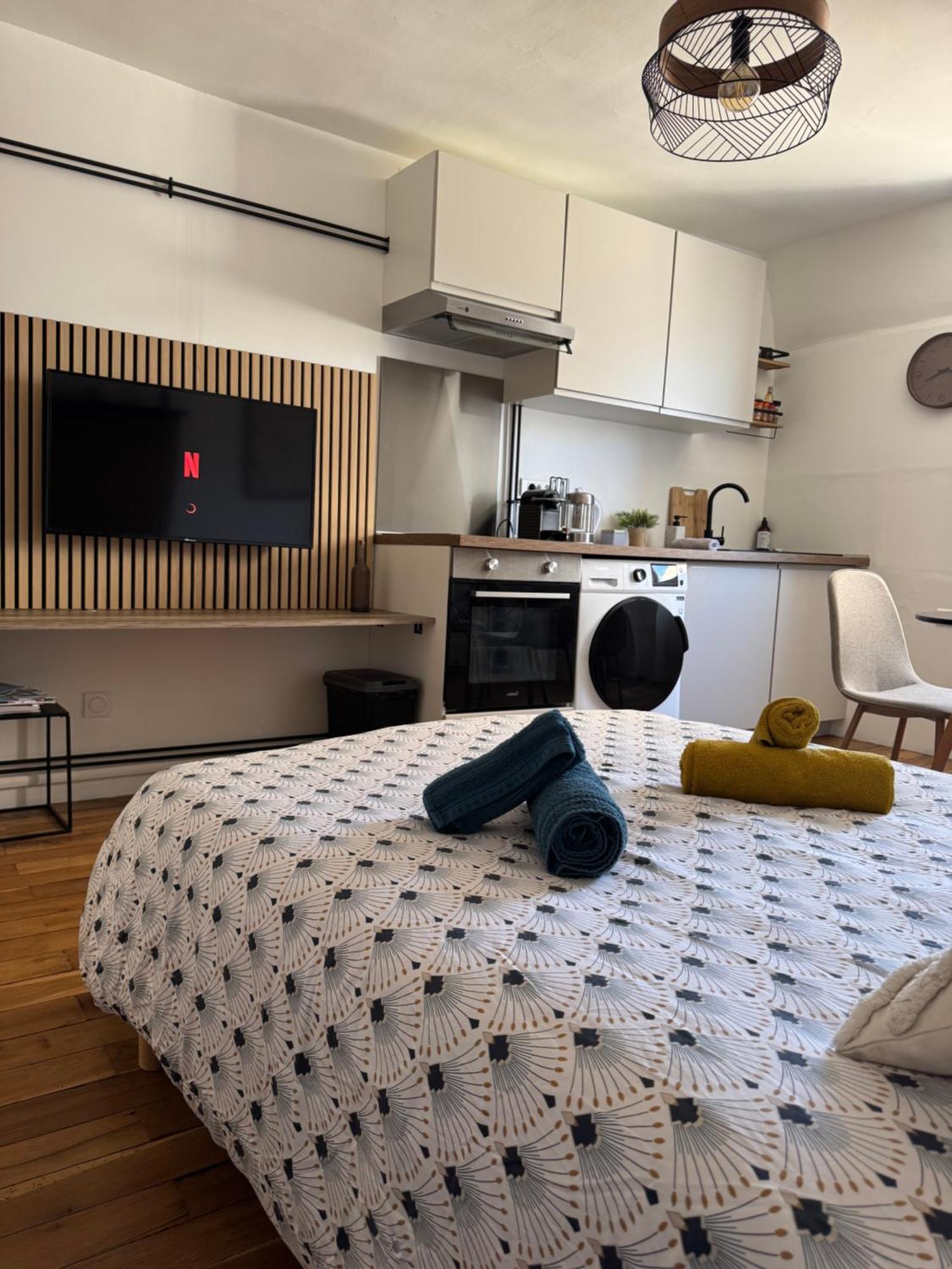 Charmant Appartement Au Coeur De Bourges Bagian luar foto