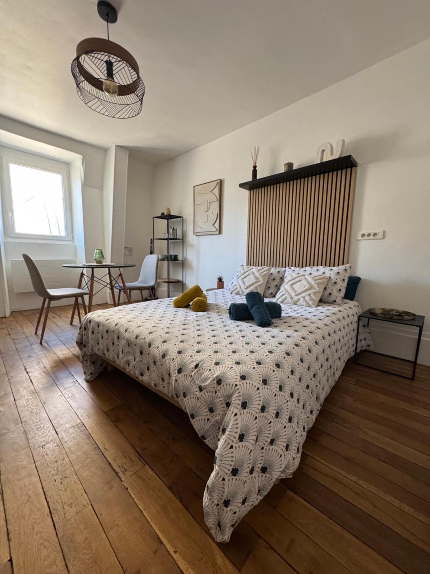 Charmant Appartement Au Coeur De Bourges Bagian luar foto