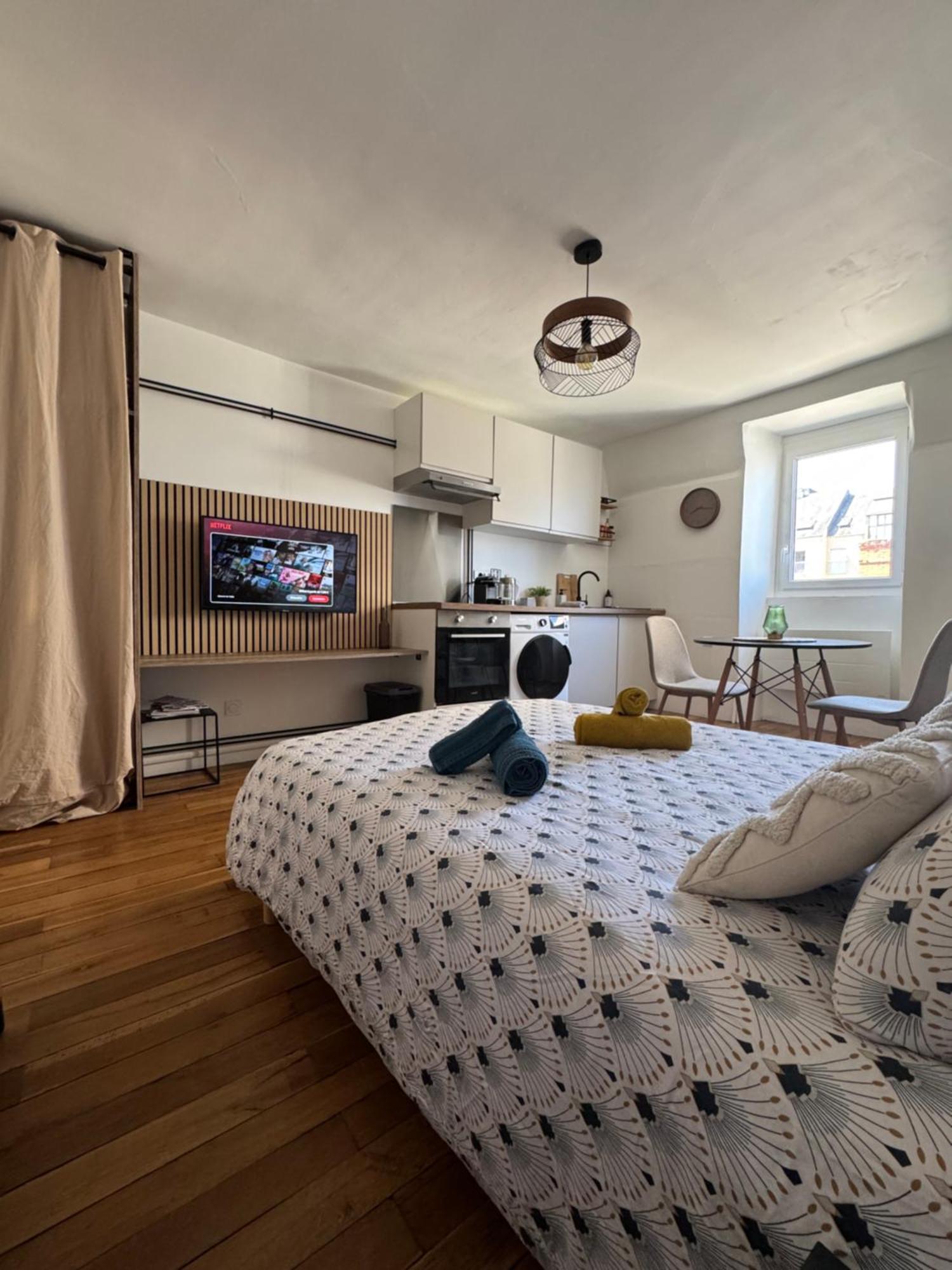 Charmant Appartement Au Coeur De Bourges Bagian luar foto