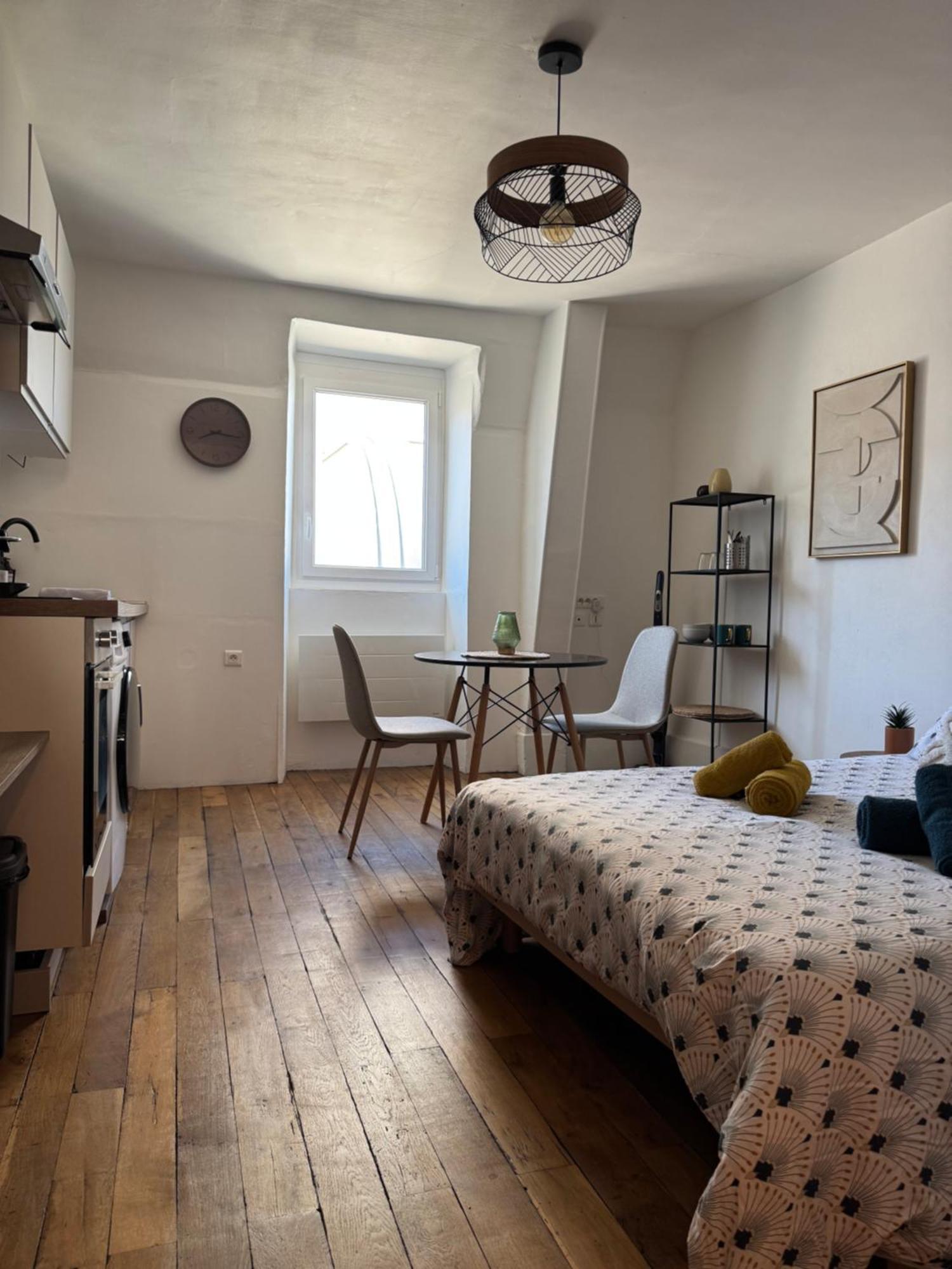 Charmant Appartement Au Coeur De Bourges Bagian luar foto